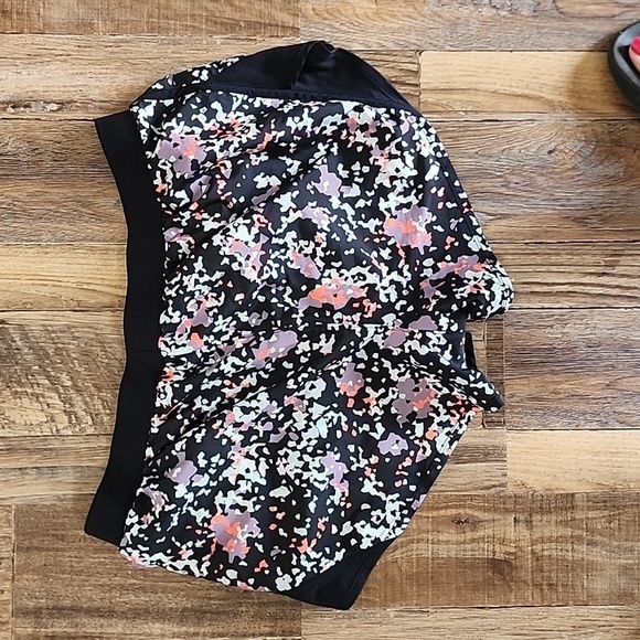 Ladies Under Armour Running Shorts Sz Large - Picture 4 of 5